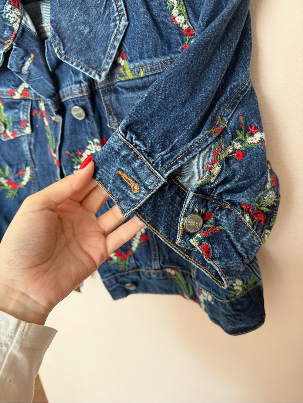 GANNI Floral Embroidered 3/4 Sleeve Cropped Denim Jacket - Picture 4 of 4